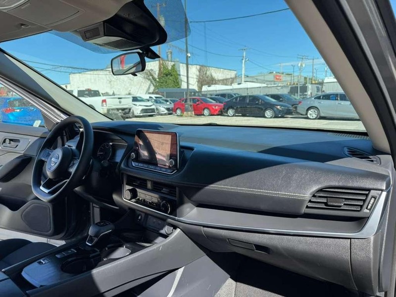 Nissan Rogue Vehicle Full-screen Gallery Image 25