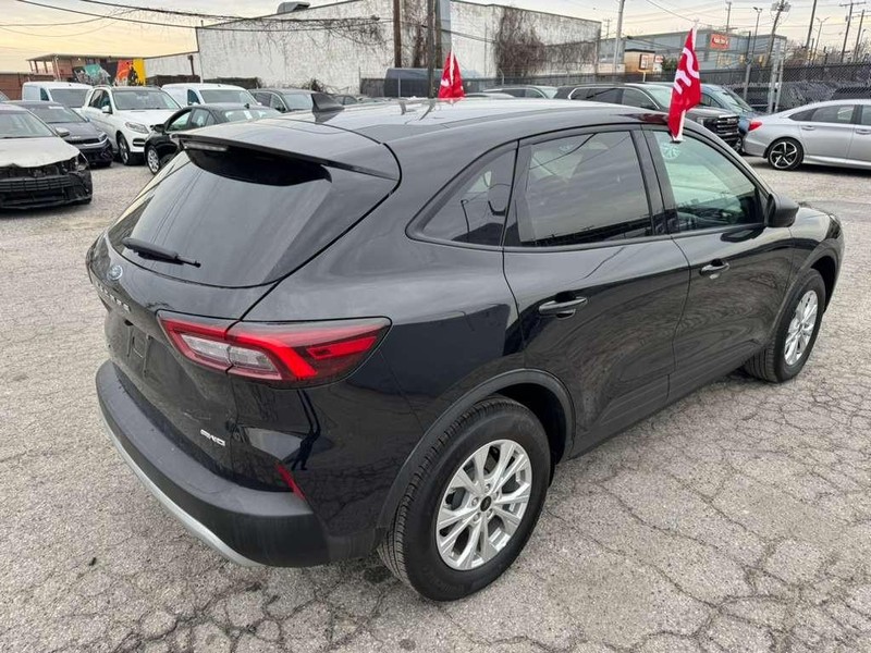 Ford Escape Vehicle Full-screen Gallery Image 7