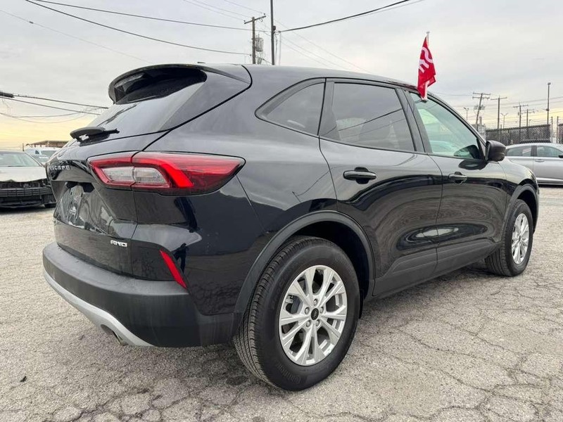 Ford Escape Vehicle Full-screen Gallery Image 8