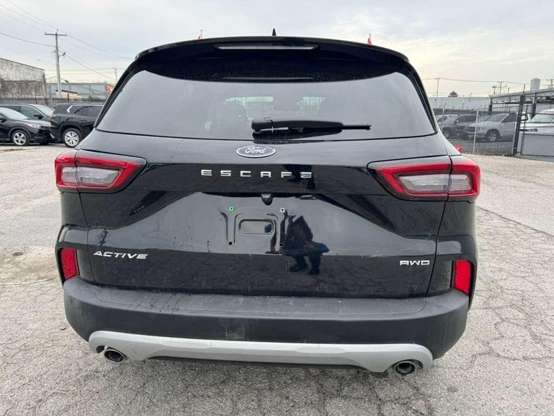 Ford Escape Vehicle Full-screen Gallery Image 9