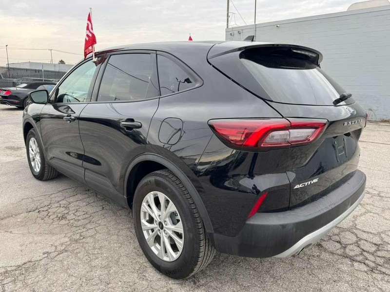 Ford Escape Vehicle Full-screen Gallery Image 10