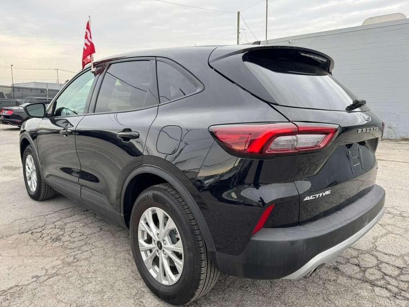 Ford Escape Vehicle Full-screen Gallery Image 12