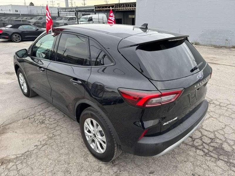 Ford Escape Vehicle Full-screen Gallery Image 13