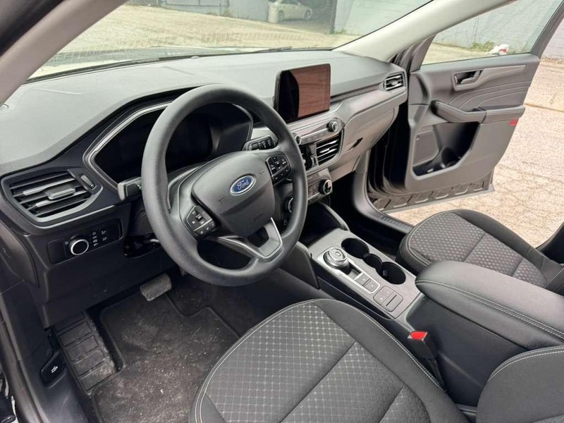 Ford Escape Vehicle Full-screen Gallery Image 19