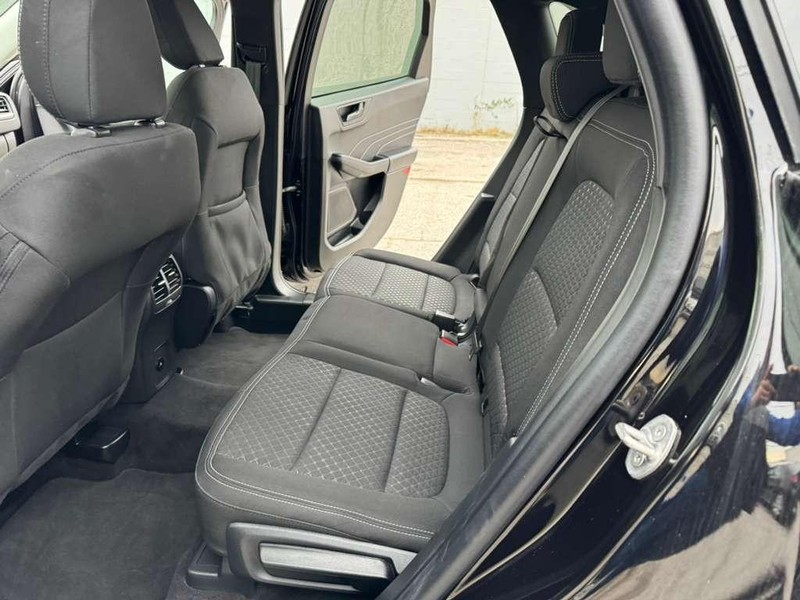 Ford Escape Vehicle Full-screen Gallery Image 22