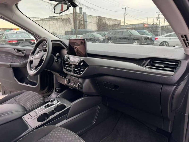 Ford Escape Vehicle Full-screen Gallery Image 24