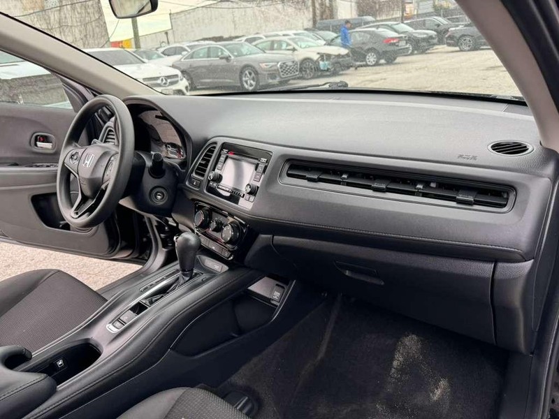 Honda HR-V Vehicle Full-screen Gallery Image 17