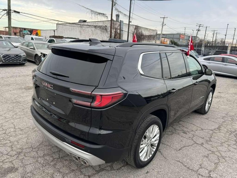 GMC Acadia Vehicle Full-screen Gallery Image 8