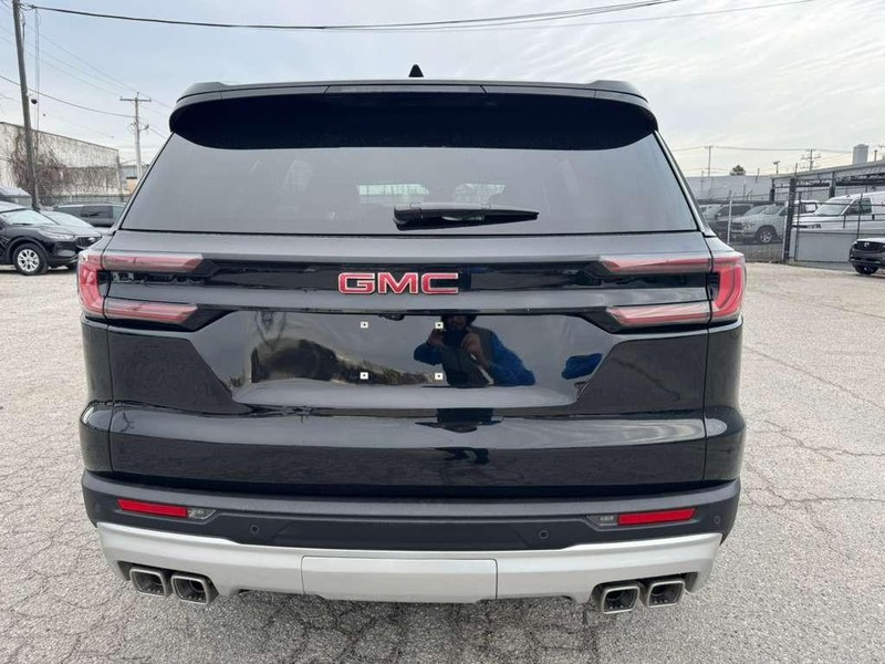 GMC Acadia Vehicle Full-screen Gallery Image 12