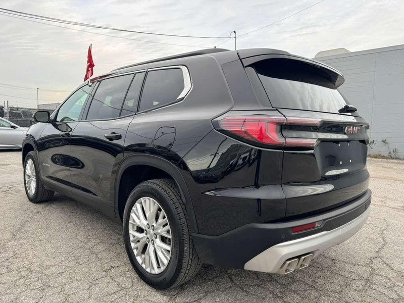 GMC Acadia Vehicle Full-screen Gallery Image 13