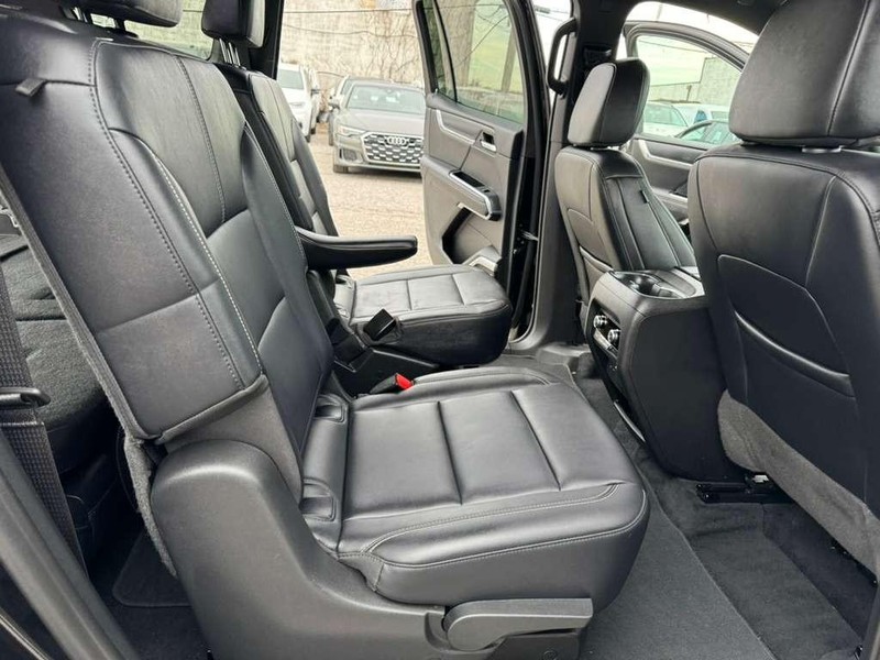 GMC Acadia Vehicle Full-screen Gallery Image 16