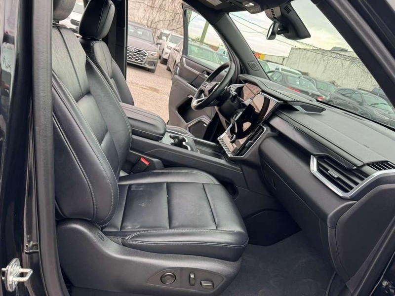 GMC Acadia Vehicle Full-screen Gallery Image 23