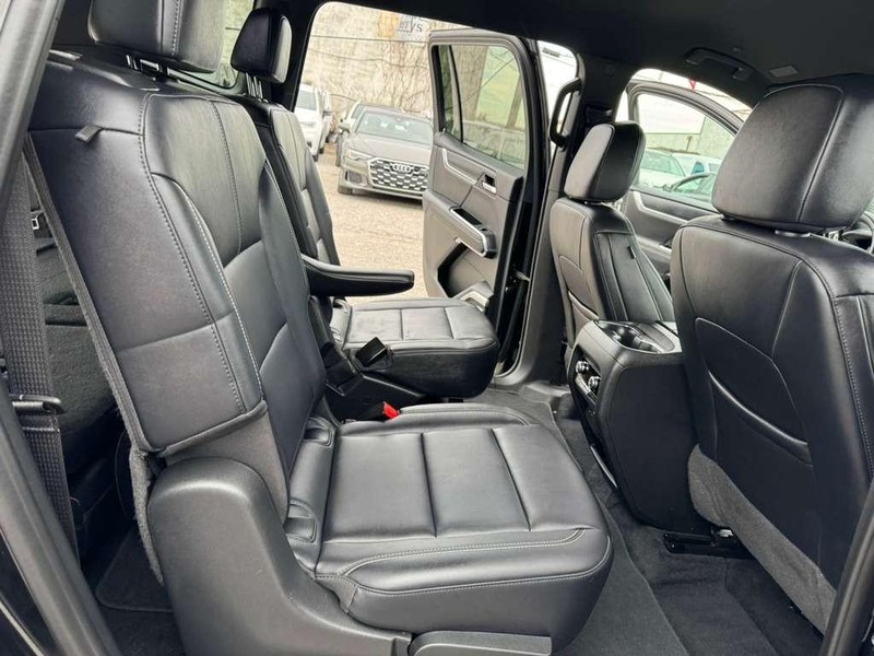 GMC Acadia Vehicle Full-screen Gallery Image 24