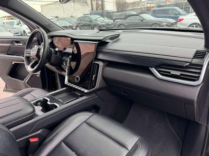 GMC Acadia Vehicle Full-screen Gallery Image 25