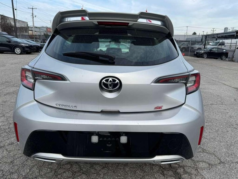 Toyota Corolla Hatchback Vehicle Full-screen Gallery Image 12