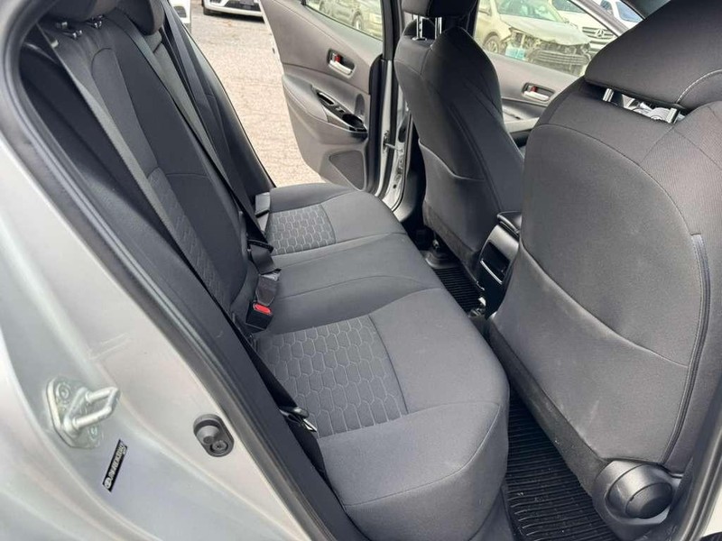 Toyota Corolla Hatchback Vehicle Full-screen Gallery Image 16