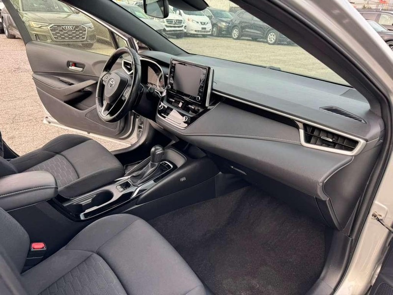 Toyota Corolla Hatchback Vehicle Full-screen Gallery Image 24