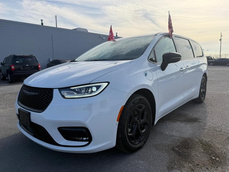 Chrysler Pacifica Vehicle Full-screen Gallery Image 2