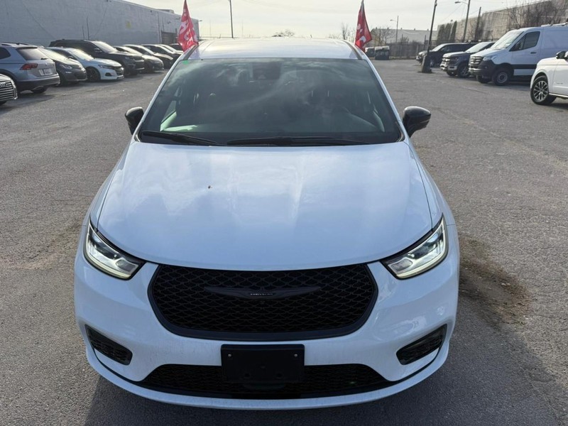 Chrysler Pacifica Vehicle Full-screen Gallery Image 3