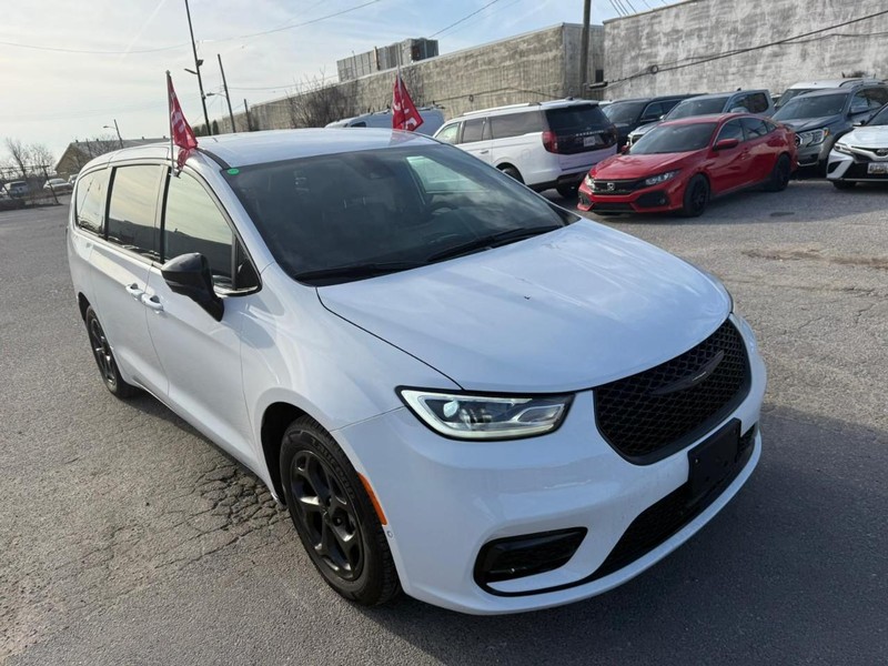 Chrysler Pacifica Vehicle Full-screen Gallery Image 4