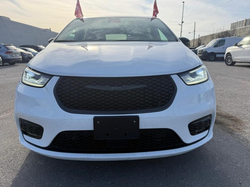 Chrysler Pacifica Vehicle Full-screen Gallery Image 6