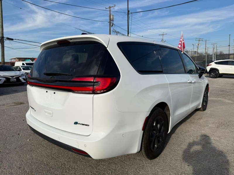 Chrysler Pacifica Vehicle Full-screen Gallery Image 8
