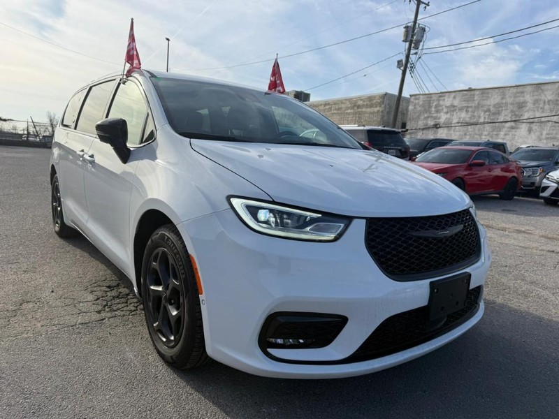 Chrysler Pacifica Vehicle Full-screen Gallery Image 9