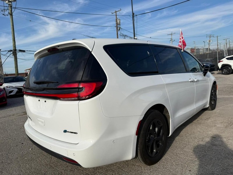 Chrysler Pacifica Vehicle Full-screen Gallery Image 10