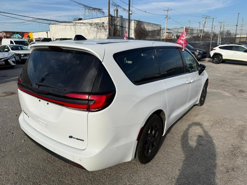 Chrysler Pacifica Vehicle Full-screen Gallery Image 11