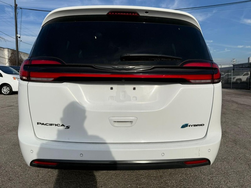 Chrysler Pacifica Vehicle Full-screen Gallery Image 12