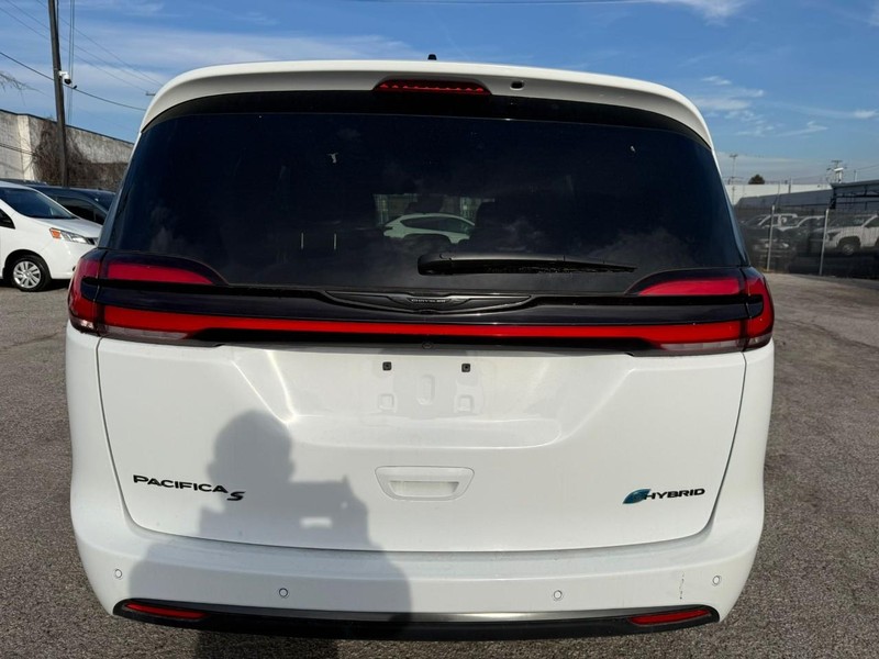 Chrysler Pacifica Vehicle Full-screen Gallery Image 13