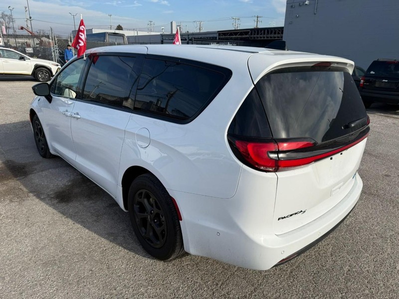 Chrysler Pacifica Vehicle Full-screen Gallery Image 14