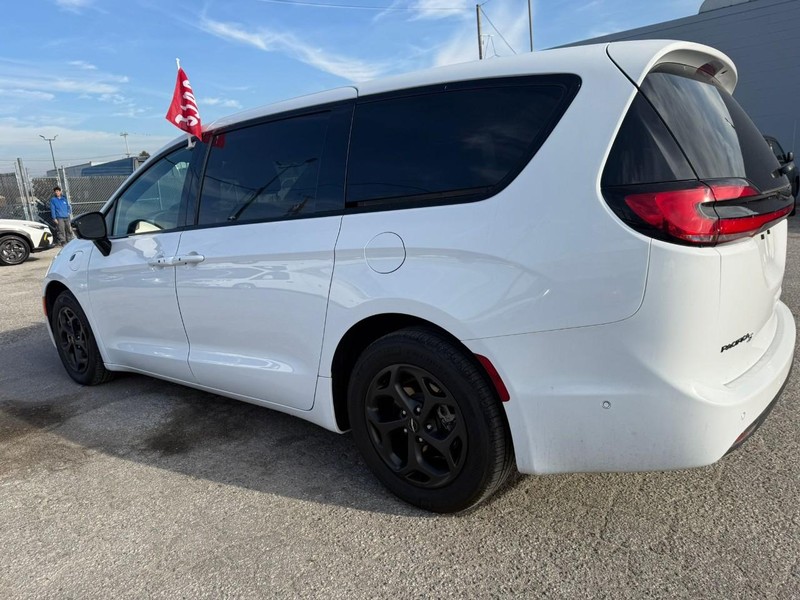 Chrysler Pacifica Vehicle Full-screen Gallery Image 16