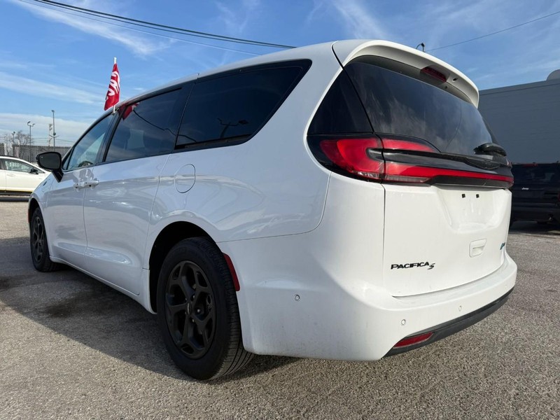Chrysler Pacifica Vehicle Full-screen Gallery Image 17