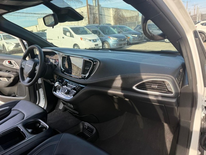 Chrysler Pacifica Vehicle Full-screen Gallery Image 18