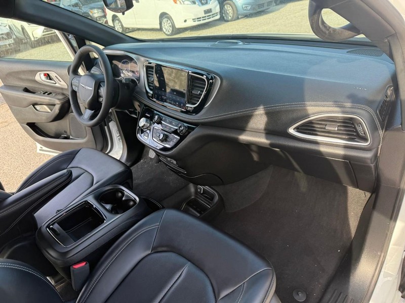 Chrysler Pacifica Vehicle Full-screen Gallery Image 19