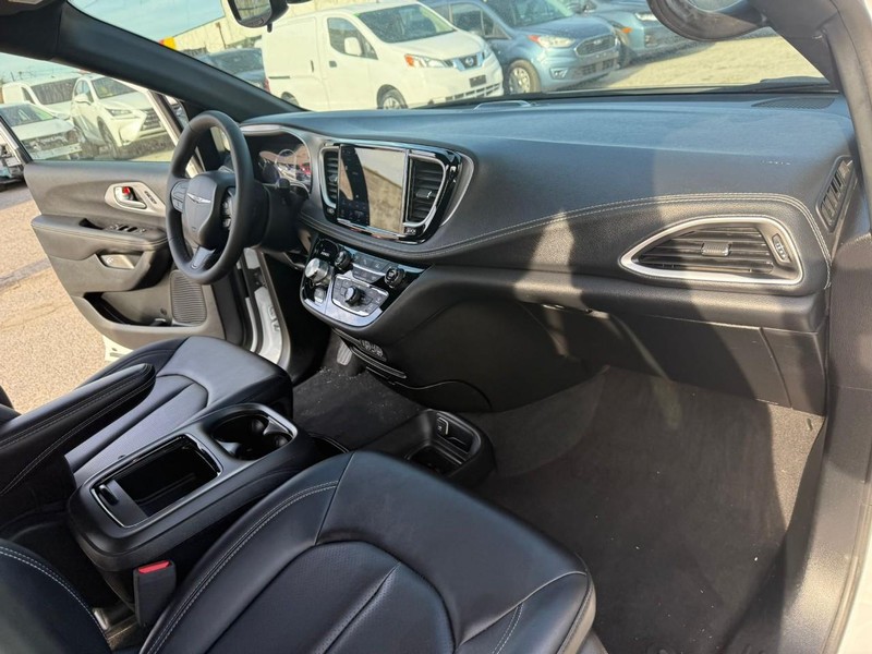 Chrysler Pacifica Vehicle Full-screen Gallery Image 21