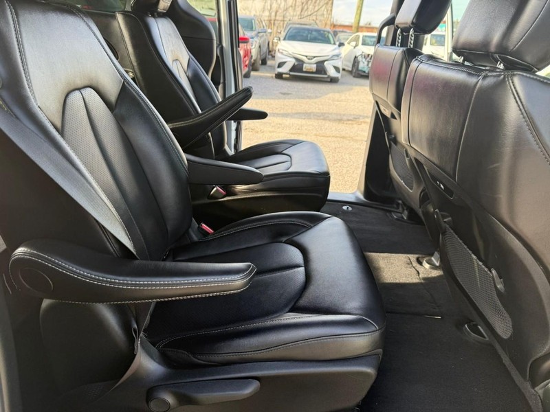 Chrysler Pacifica Vehicle Full-screen Gallery Image 22