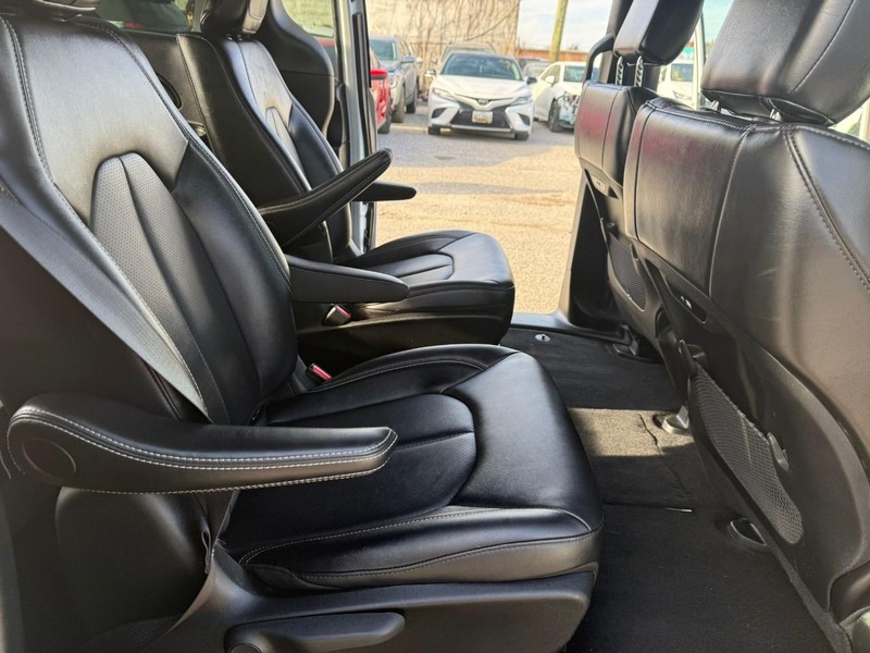 Chrysler Pacifica Vehicle Full-screen Gallery Image 23