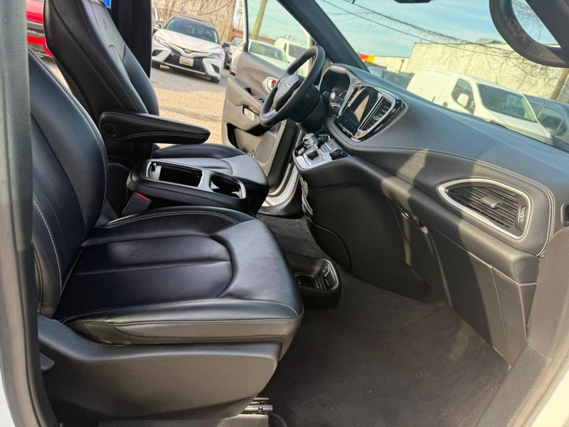 Chrysler Pacifica Vehicle Full-screen Gallery Image 25