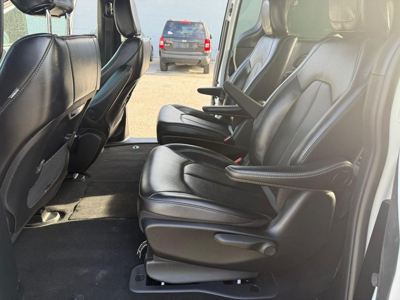 Chrysler Pacifica Vehicle Full-screen Gallery Image 27