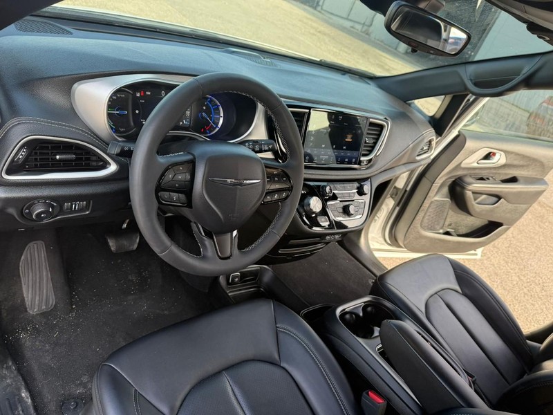 Chrysler Pacifica Vehicle Full-screen Gallery Image 28