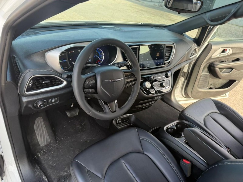 Chrysler Pacifica Vehicle Full-screen Gallery Image 30