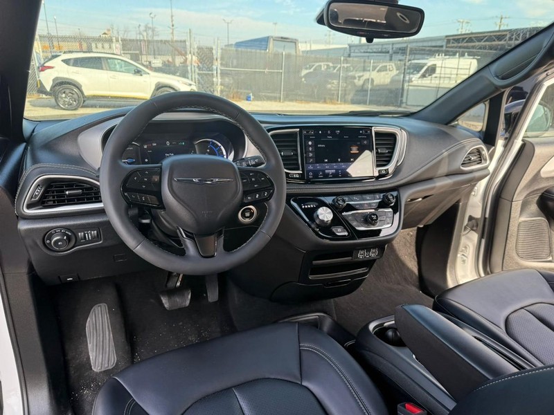 Chrysler Pacifica Vehicle Full-screen Gallery Image 31