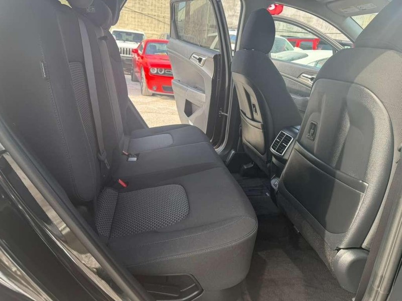 Kia Sportage Hybrid Vehicle Full-screen Gallery Image 15