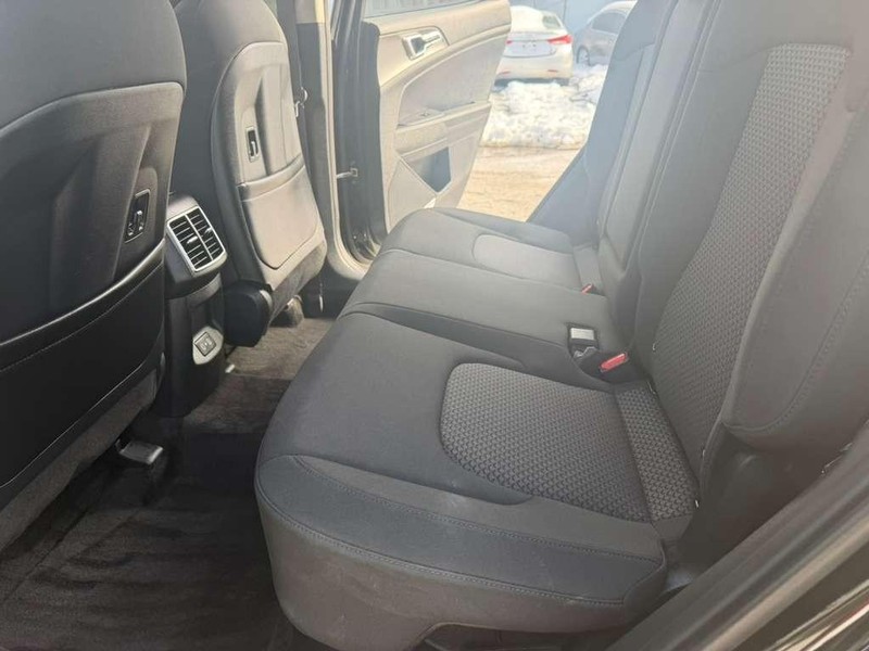 Kia Sportage Hybrid Vehicle Full-screen Gallery Image 16