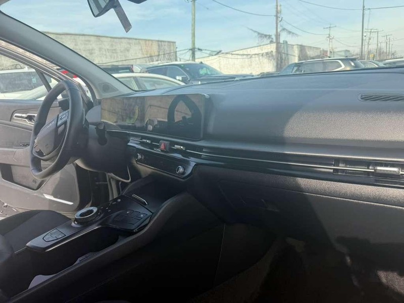 Kia Sportage Hybrid Vehicle Full-screen Gallery Image 23