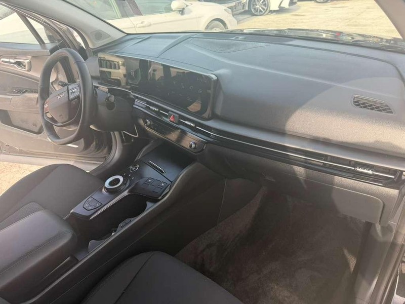 Kia Sportage Hybrid Vehicle Full-screen Gallery Image 24