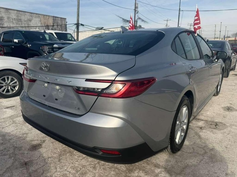 Toyota Camry Vehicle Full-screen Gallery Image 7