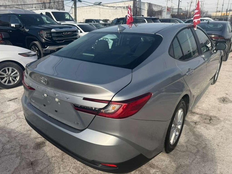 Toyota Camry Vehicle Full-screen Gallery Image 8